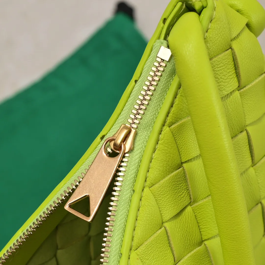 Batch 1220 BV has released new products. The small size TURN #recommended new hot style is still the classic woven logo that we can recognize at a glance. It is really a unique style that is familiar and unfamiliar! Made of sheepskin braiding, with beautiful gold beads on the shoulder straps for free adjustment. You can switch between the shoulder bag and the handbag at will. It has a concave and convex shape anytime and anywhere. It is a practical king with a unique personality. It also has the right color combination that can be sweet or salty. It is full of style. It is a beautiful summer catwalk style. Pull it out quickly. Small size: 29*3*19. Model: 6699-2#
